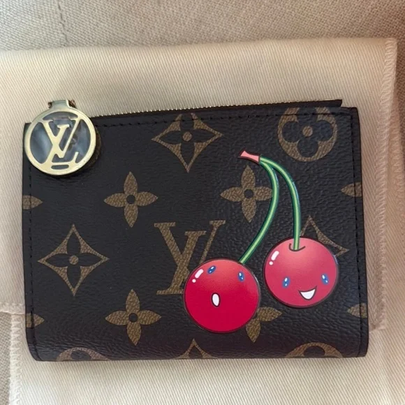 🍒 Louis Vuitton Cherry Murakami LV x TM Lisa Wallet M13420 - Picture 7 of 7